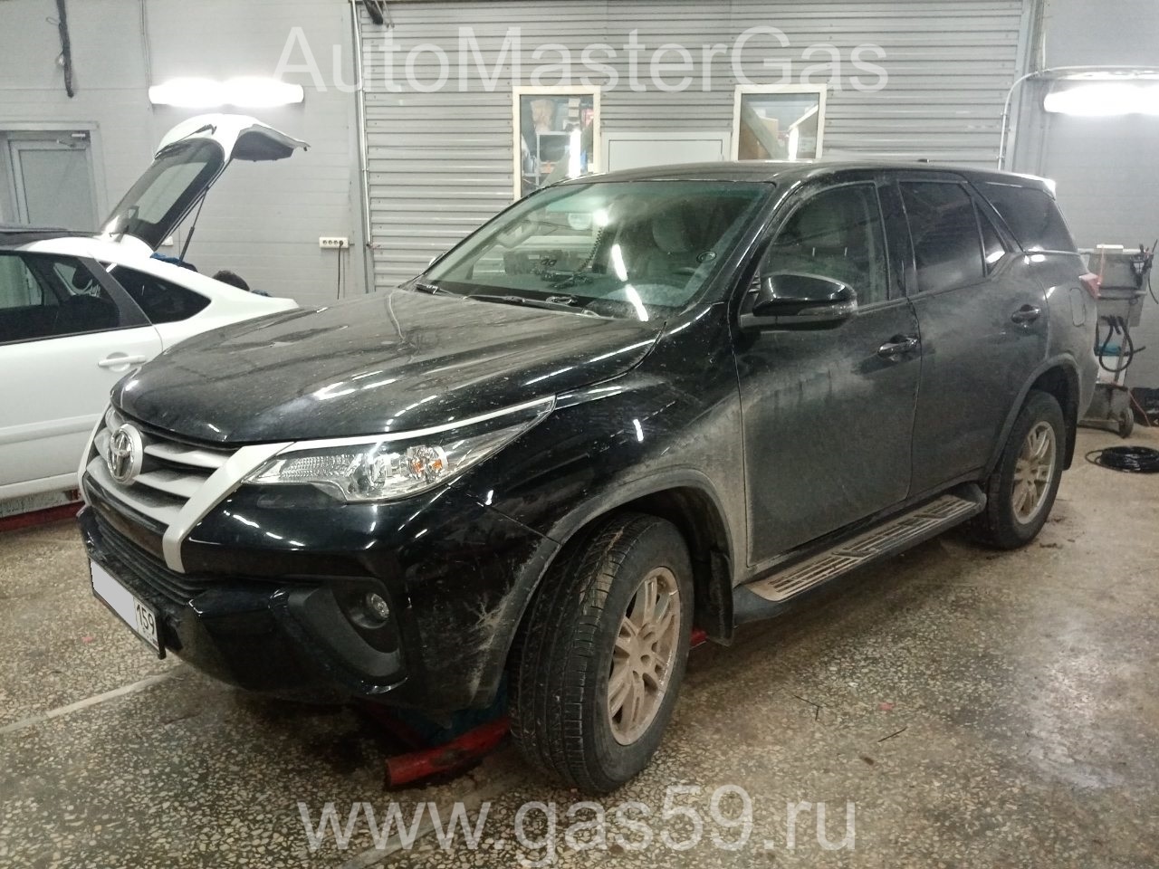 Монтаж ГБО на Toyota Fortuner 2018г., ГБО 4 поколения, пропан LANDIRENZO (Италия), двигатель 2.7л. 4 цилиндра